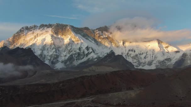 Nuptse Mountain, Lhotse South Face a Hiker Man. Himalája, Nepál. Letecký pohled — Stock video