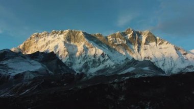 Nuptse Dağı ve Lhotse South Face Sunset 'te. Himalaya, Nepal. Hava Görünümü