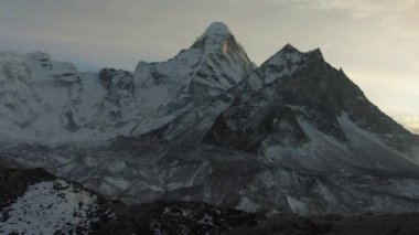 Ama Dablam Dağı, Sunset 'te. Himalaya, Nepal. Hava Görünümü
