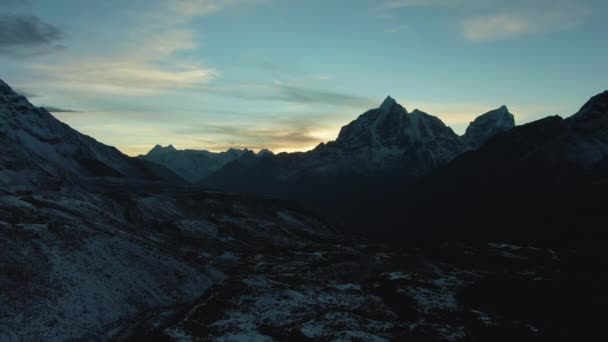 Taboche y montaña Cholatse al atardecer. Himalaya, Nepal. Vista aérea — Vídeo de stock