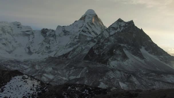 太阳落山的Ama Dablam山。 尼泊尔喜马拉雅。 空中视图 — 图库视频影像