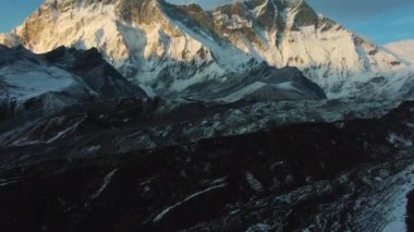 Nuptse Dağı ve Lhotse South Face Sunset 'te. Himalaya, Nepal. Hava Görünümü