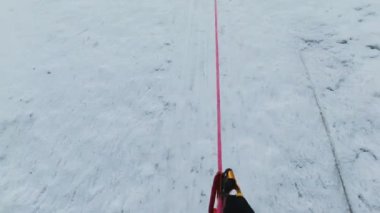 Kramponlu Dağcı Adam, Jumar 'ı Yükselmek İçin Sabit İp Kullanıyor