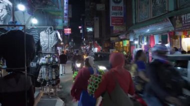 Katmandu, Nepal - 14 Ekim 2019: Thamel Mahallesi Gece. Market Caddesi 'ndeki insanlar, motosikletler ve arabalar.