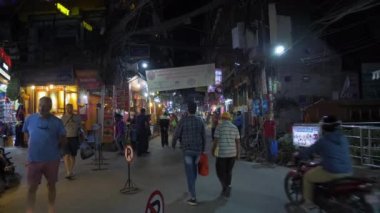 Katmandu, Nepal - 14 Ekim 2019: Thamel Mahallesi Gece. Sokakta insanlar ve trafik