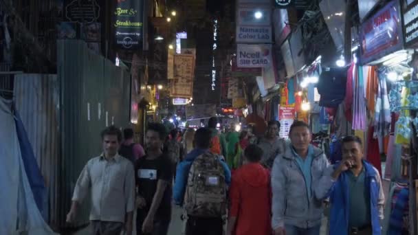 尼泊尔加德满都- 2019年10月14日：Thamel Neighborhood at Night 。 行人街的行人 — 图库视频影像