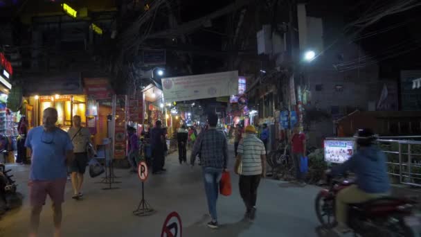 Катманду, Непал - 14 жовтня 2019: Thamel Neighborhood at Night. Люди і рух по вулиці — стокове відео