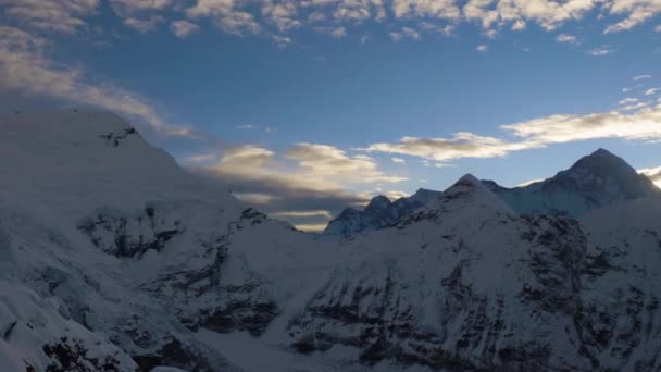 Gündoğumunda Makalu Dağı 'nda. "Top of Island Peak" in görüntüsü. Himalaya, Nepal — Stok video