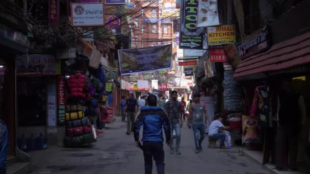 尼泊尔加德满都- 2019年10月15日：桑尼日（Sunny Day）的塔迈勒街区。 行人街的行人. — 图库视频影像