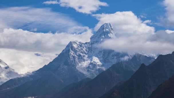 Ama dablam an einem sonnigen Tag. Himalaya, Nepal — Stockvideo