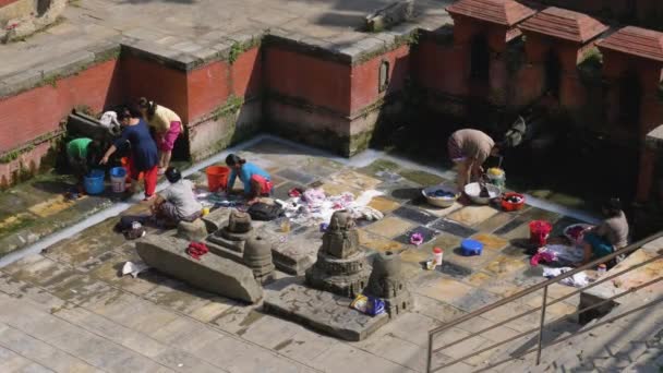 尼泊尔加德满都- 2019年10月15日：妇女在街上洗衣服. — 图库视频影像