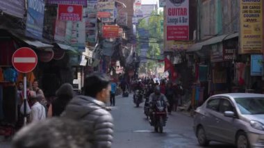 Kathmandu, Nepal - 15 Ekim 2019: Thamel Mahallesi, Sunny Day. Sokakta insanlar ve trafik.