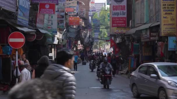KATHMANDU, NEPAL - OUTUBRO 15, 2019: Thamel Neighborhood at Sunny Day. Pessoas e Trânsito na Rua . — Vídeo de Stock