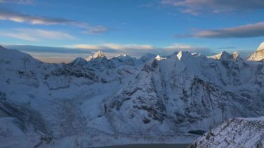 Himalaya, Sunrise 'da. Ada Tepesi Dağı 'nın tepesinden görüntü. Nepal