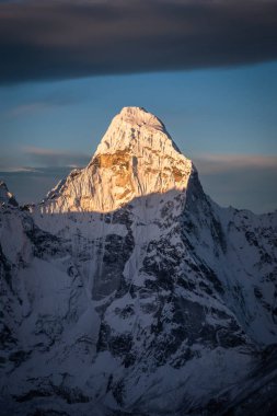 Ama Dablam Dağı Ada Tepesi 'nin tepesinden görüldüğü gibi. Nepal 