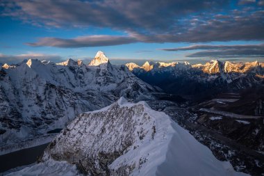 Himalaya, Sunrise 'da. Ada Tepesi Dağı 'nın tepesinden görüntü. Nepal 