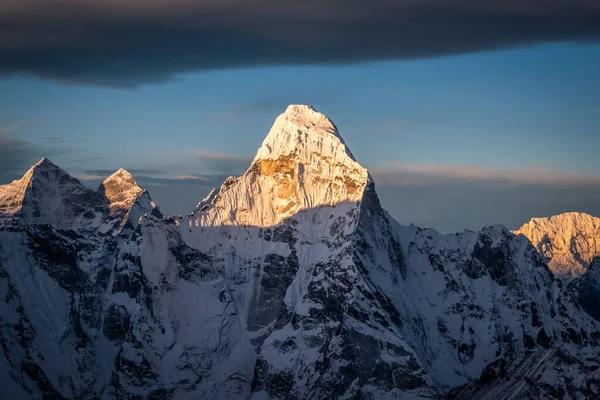 Ama Dablam Dağı Ada Tepesi 'nin tepesinden görüldüğü gibi. Nepal 