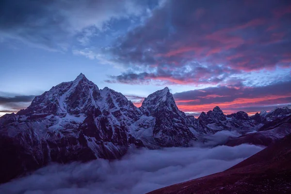 Montañas Taboche y Cholatse al atardecer —  Fotos de Stock