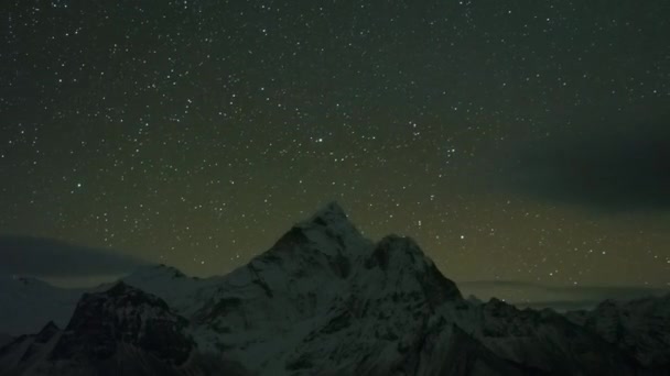 Cielo nocturno sobre la montaña Ama Dablam. Himalaya, Nepal — Vídeo de stock