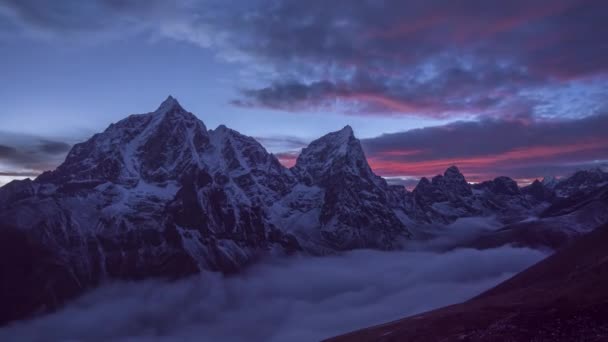 Taboche en Cholatse Mountains in de avondschemering. Himalaya, Nepal — Stockvideo