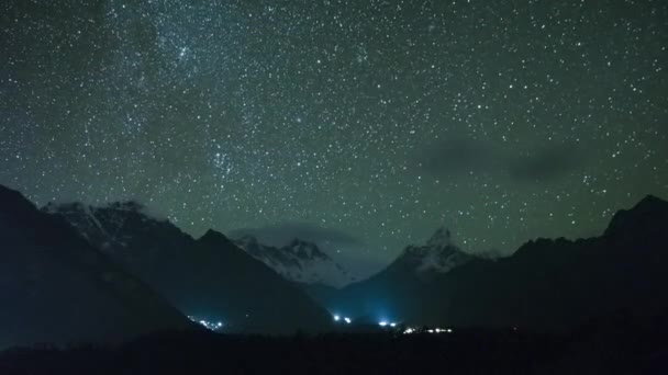 Cielo nocturno sobre las montañas Ama Dablam y Taboche. Himalaya, Nepal — Vídeo de stock