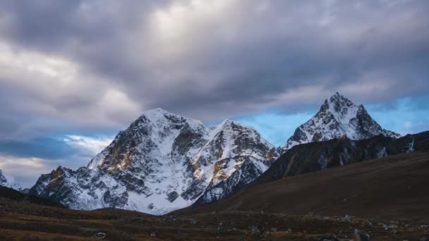 Taboche és Cholatse hegyek és felhős égbolt. Himalája, Nepál — Stock videók