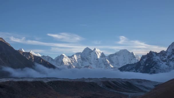 Kangtega en het Thamserku gebergte. Himalaya, Nepal — Stockvideo