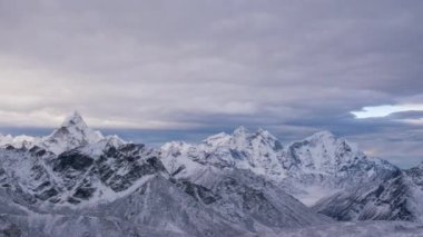 Ama Dablam ve Himalaya Dağları. Nepal