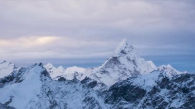 Ama Dablam Dağı. Görünüm Kalapatthar 'dan. Himalaya, Nepal