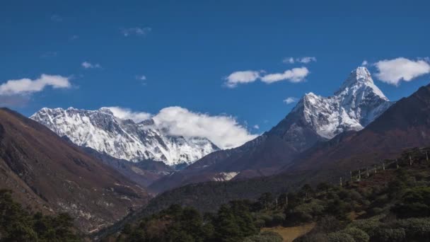 Ama Dablam och Everest Mountains på soliga dagen. Himalaya, Nepal — Stockvideo