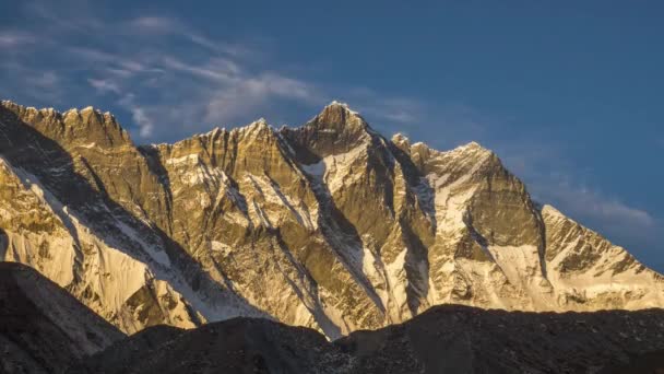 Lhotse South Face bij zonsondergang. Himalaya, Nepal — Stockvideo