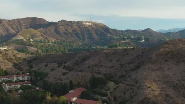 LOS ANGELES, USA - 1 DICEMBRE 2018: Hollywood Sign. Hollywood Hills, California, USA. Vista aerea. Mosche di droni Lateralmente, Inclinazione — Video Stock