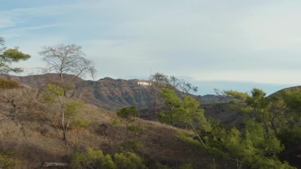 LOS ÁNGELES, EE.UU. - 1 DE DICIEMBRE DE 2018: Hollywood Sign. Hollywood Hills, California, EE.UU. Vista aérea. Drone vuela hacia adelante y hacia arriba — Vídeos de Stock