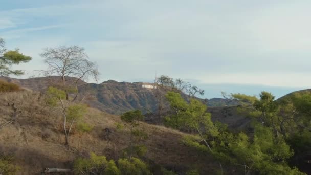 LOS ANGELES, USA - 1 DICEMBRE 2018: Hollywood Sign. Hollywood Hills, California, USA. Vista aerea. Drone vola in avanti e verso l'alto — Video Stock