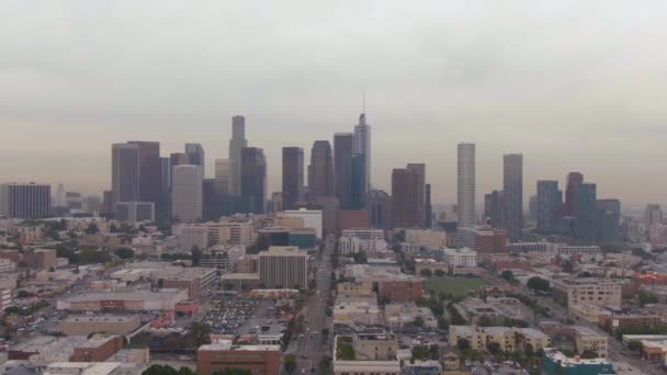 LOS ÁNGELES, EE.UU. - 1 DE DICIEMBRE DE 2018: Los Angeles City Downtown. California, Estados Unidos. Vista aérea. Drone Flies Sideways. Tiro medio — Vídeos de Stock