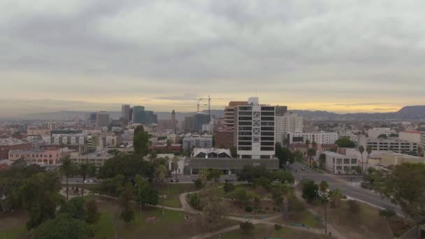 LOS ÁNGELES, EE.UU. - 1 DE DICIEMBRE DE 2018: Los Ángeles. California, Estados Unidos. Vista aérea desde el parque MacArthur. Drone vuela hacia arriba, Revelar tiro. Vista desde el Parque MacArthur — Vídeo de stock
