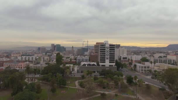 LOS ANGELES, USA - DECEMBER 1, 2018: Los Angeles. California, USA. Utsikt fra MacArthur Park. Dronen flyr oppover, Reveal skyter. Utsikt fra MacArthur Park – stockvideo