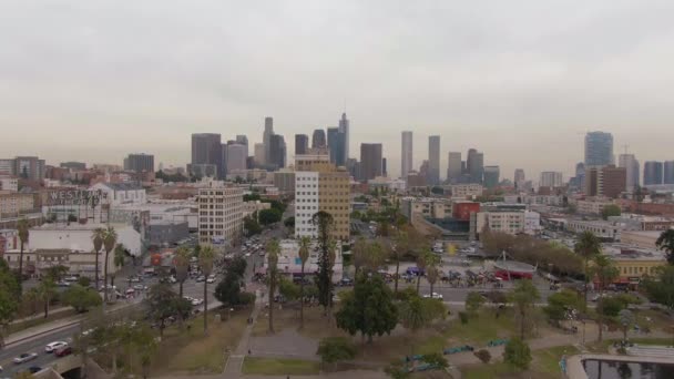 ロサンゼルス、アメリカ- 2018年12月1日:ロサンゼルス市中心街。カリフォルニア、アメリカ。マッカーサー公園からの空中ビュー。ドローンが上に飛ぶ — ストック動画