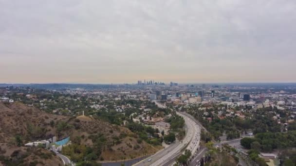 El paisaje urbano de Los Ángeles por la mañana. California, Estados Unidos. Vista aérea — Vídeo de stock