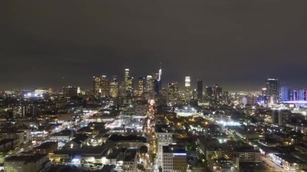 Los angeles Innenstadt in der Nacht. Kalifornien, USA. Luftbild — Stockvideo