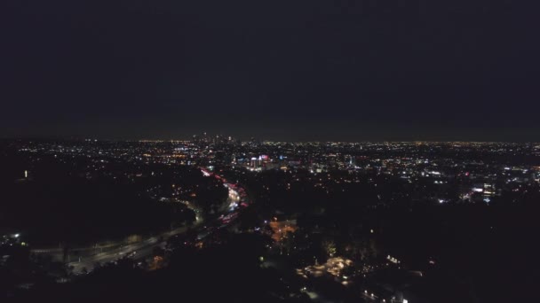 Городской пейзаж Лос-Анджелеса ночью. Калифорния, США. Вид с воздуха — стоковое видео