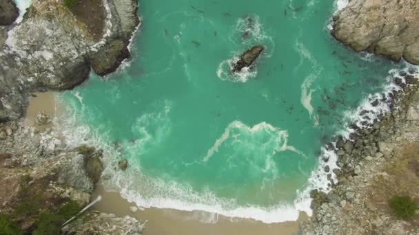 Mcway Beach en Mcway Falls. Big Sur, Californië, Usa. Bovenaanzicht vanuit de lucht — Stockvideo
