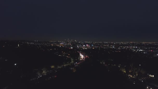 Skyline de Los Ángeles por la noche. California, Estados Unidos. Vista aérea — Vídeos de Stock