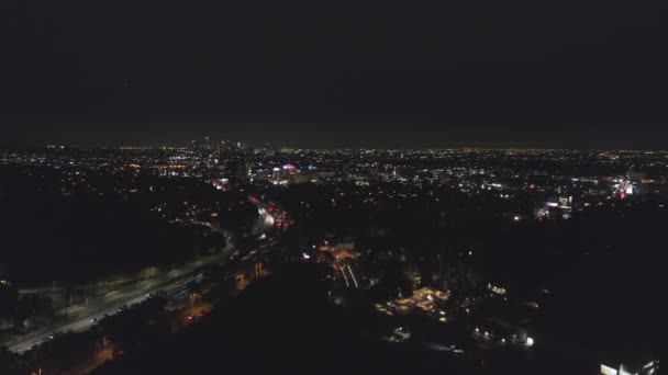 Лос-Анджелес Скайлайн ночью. Калифорния, США. Вид с воздуха — стоковое видео