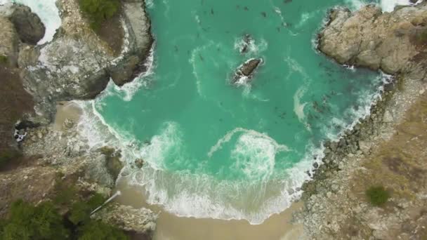 Mcway Beach en Mcway Falls. Big Sur, Californië, Usa. Bovenaanzicht vanuit de lucht — Stockvideo