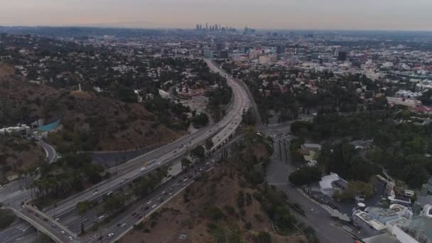 Los Angeles Skyline v Ráno. Provoz na dálnici. Kalifornie, USA. Letecký pohled — Stock video