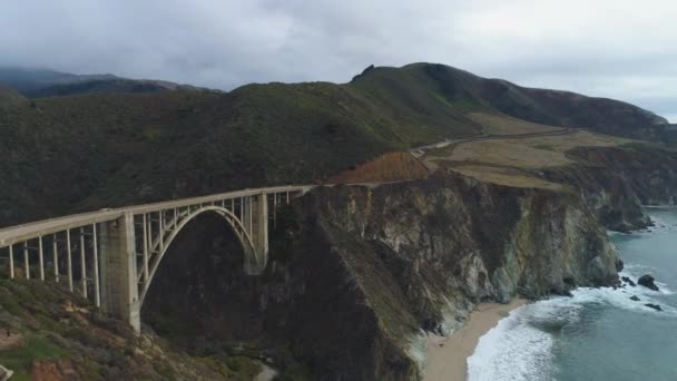 Bixby Creek Bridgeの車。太平洋。米国カリフォルニア州ビッグサー。空中展望 — ストック動画
