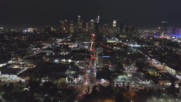 LOS ÁNGELES, EE.UU. - 1 DE DICIEMBRE DE 2019: Los Ángeles por la noche. California, Estados Unidos. Vista aérea — Vídeos de Stock