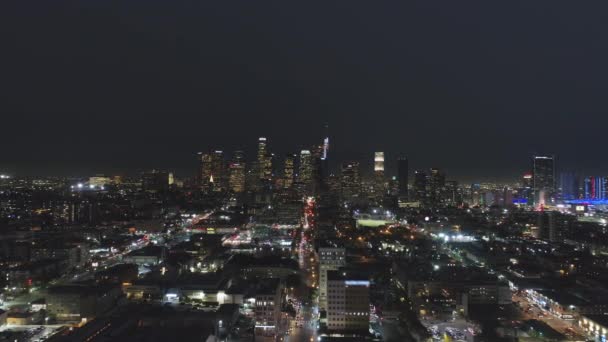 Лос-Анджелес в центрі міста вночі. Каліфорнія, Уса. Повітряний вид — стокове відео