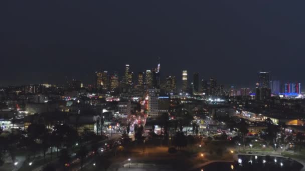 LOS ÁNGELES, EE.UU. - 1 DE DICIEMBRE DE 2019: Los Ángeles por la noche. California, Estados Unidos. Vista aérea — Vídeos de Stock